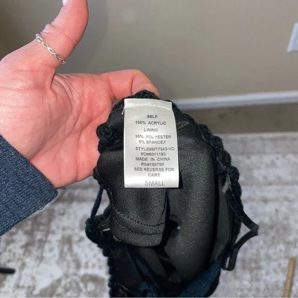 Vici IVIE CROCHET HALTER CROP TOP - BLACK in EUC cropped SZ SM 70's Boho SZ SM - Picture 11 of 12